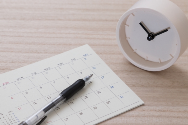 カレンダーと時計の写真